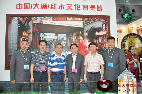 中山市政府領導和大涌鎮(zhèn)政府領導參觀紅博城展館并合影