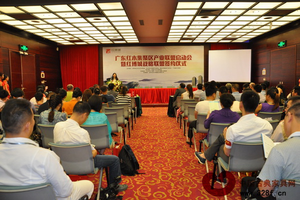 廣東紅木集聚區(qū)產(chǎn)業(yè)聯(lián)盟啟動會暨紅博城戰(zhàn)略聯(lián)盟合作簽約儀式現(xiàn)場