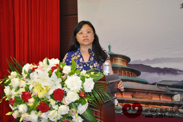 廣東省社會科學院產(chǎn)業(yè)經(jīng)濟研究所所長向曉梅博士作了“廣東傳統(tǒng)優(yōu)勢紅木產(chǎn)業(yè)升級”主題報告