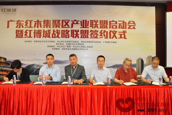紅博城董事長林孟禮與深圳紅木家具企業(yè)代表簽署戰(zhàn)略合作協(xié)議