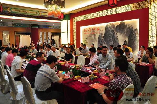 5月14日下午,廣東紅木集聚區(qū)產(chǎn)業(yè)聯(lián)盟交流會在深圳觀瀾紅木藝術街舉行