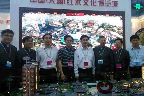 廣東省文化廳黨組書記、廳長方健宏(右四)等省廳領導參觀了紅博城中山館