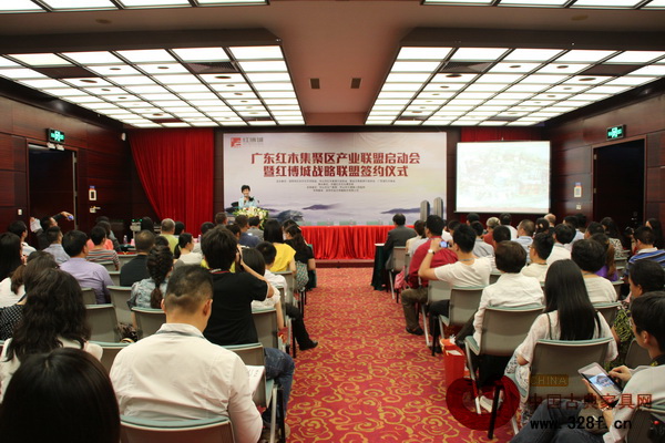 廣東紅木集聚區(qū)產(chǎn)業(yè)聯(lián)盟啟動(dòng)儀式暨紅博城戰(zhàn)略聯(lián)盟簽約儀式現(xiàn)場(chǎng)