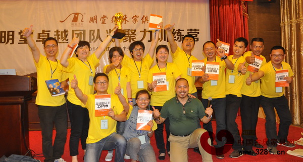 冠軍團(tuán)隊(duì)獲得戴冠宏教練贈(zèng)書(shū)并合影