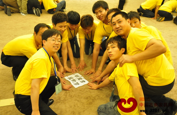 團(tuán)隊(duì)成員一起用碎片拼成的“明堂夢(mèng) 我的夢(mèng)”