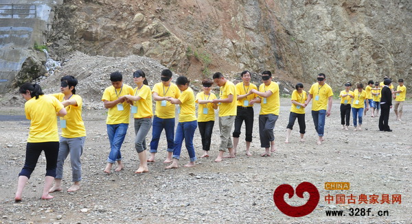 二人攙扶走過(guò)“人生之路”