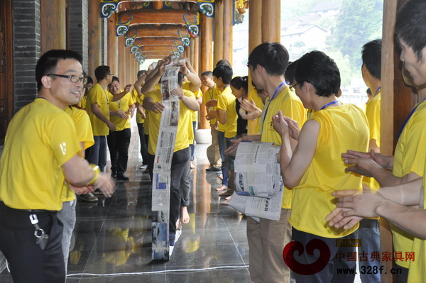 報(bào)紙拼湊的“火車(chē)道”,大家赤著腳一起走