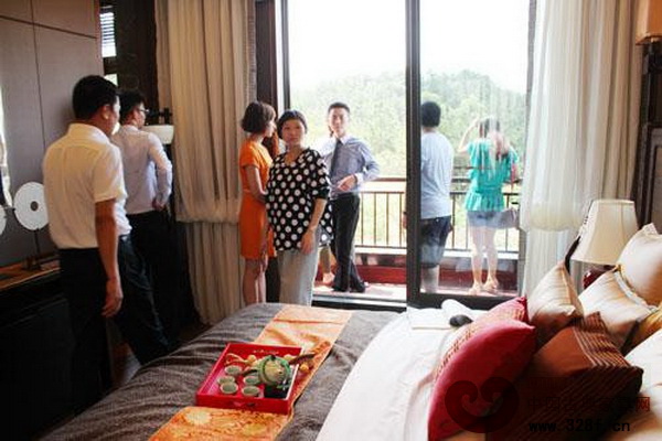 中式實(shí)景體驗(yàn)別墅樣板房推出當(dāng)日吸引了眾多意向購房者前往參觀