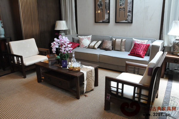 別墅負(fù)一樓客廳用合興奇典居出品的雅式沙發(fā)展現(xiàn)了簡(jiǎn)約時(shí)尚的風(fēng)格