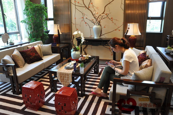 別墅內(nèi)的中式客廳給人一種古典又不失時(shí)尚的感覺