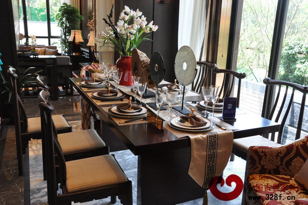 別墅餐廳用合興奇典居的奇典G款餐臺(tái)搭配,古典中卻又能貼近現(xiàn)代時(shí)尚簡(jiǎn)約風(fēng)格