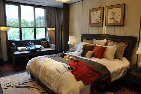 別墅父母房擺放了古典的奇典C款大床