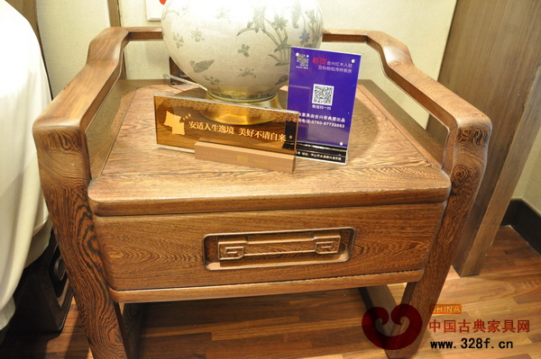 合興·奇典居產(chǎn)品指示牌上有微信二維碼和聯(lián)系方式