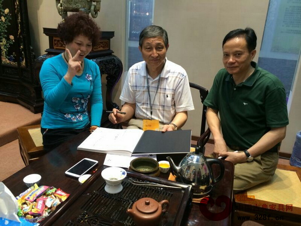 原故宮博物院文??萍疾恐魅尾莒o樓到訪區(qū)氏臻品展館并給紅木愛好者題字