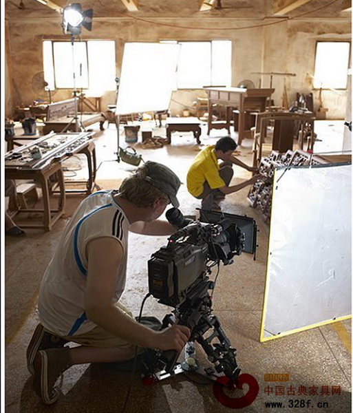 《家具里的中國》攝影組到區(qū)氏臻品工廠取景拍攝
