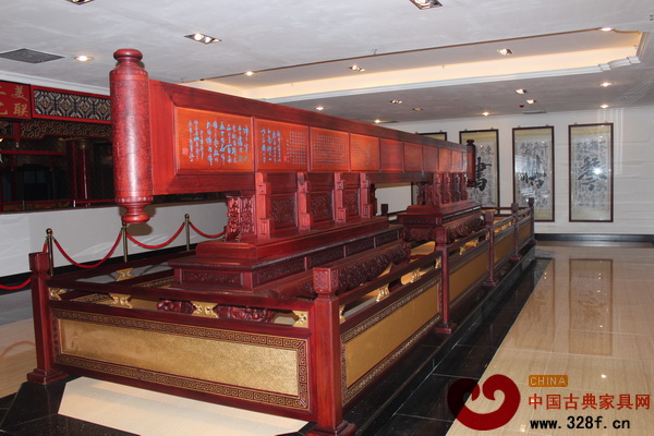 美聯(lián)家私的大型紅木雕刻作品《富春山居圖》(材質(zhì):緬甸花梨)