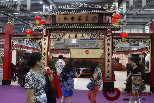 深圳文博會(huì)上,紅木家具企業(yè)齊聚9號(hào)館,帶來(lái)全新文化體驗(yàn)