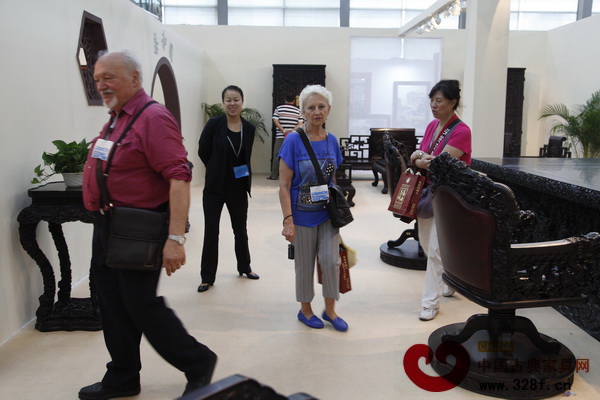 紅木家具展廳吸引了不少境外參觀者