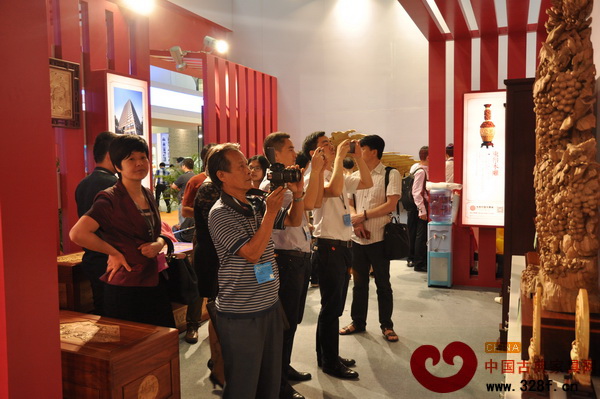 東陽中國木雕城展館內(nèi)的作品吸引了眾多參觀者的駐足