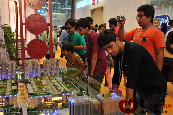 來自國外的參觀者被中國木雕文化博覽城沙盤深深吸引