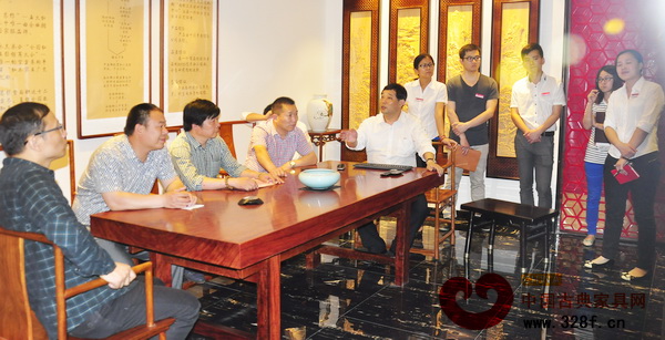 東陽紅木家具市場總經(jīng)理劉春林(圖左五)現(xiàn)場講解演示“東作云”項(xiàng)目