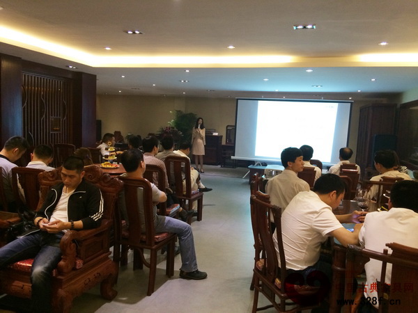 印象上饒紅古軒展館內(nèi)“品紅酒，論紅木”主題活動(dòng)現(xiàn)場