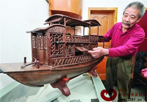蘇州民間藝人張紅根在展示歷時一年多精心制作的一艘仿古紅木戲船