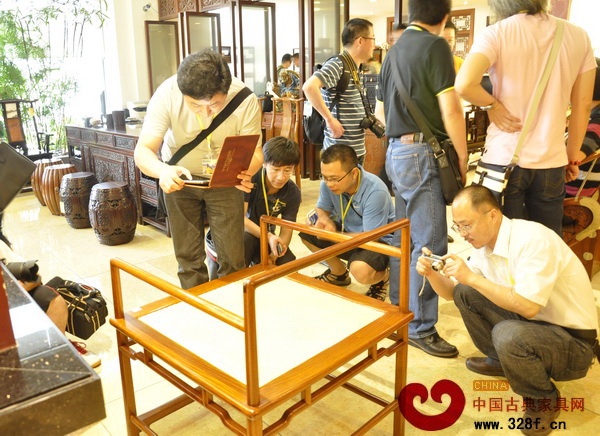 家具愛(ài)好者對(duì)這些造型優(yōu)雅、做工精細(xì)的紅木家具表現(xiàn)出了極大的興趣