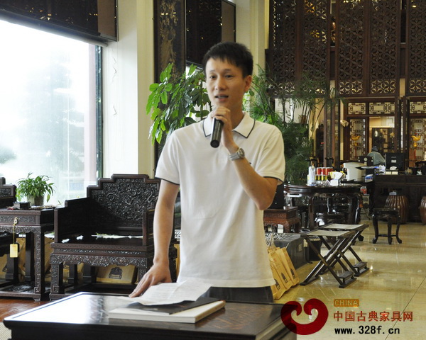 區(qū)氏臻品總經(jīng)理區(qū)錦澤對(duì)廣大紅木家具愛(ài)好者表示熱烈的歡迎