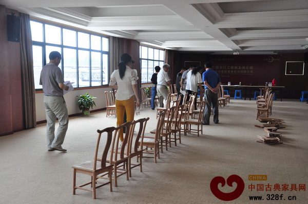 東陽(yáng)市第三屆紅木家具行業(yè)榫卯結(jié)構(gòu)技藝比賽評(píng)比現(xiàn)場(chǎng)