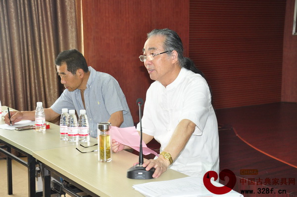 中國(guó)明式家具研究所所長(zhǎng)、國(guó)家工藝美術(shù)專家?guī)斐蓡T濮安國(guó)(右)宣布比賽結(jié)果