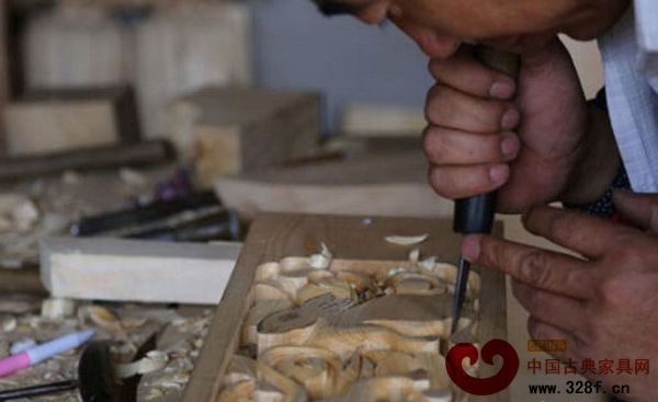 木雕師傅正在精心雕刻