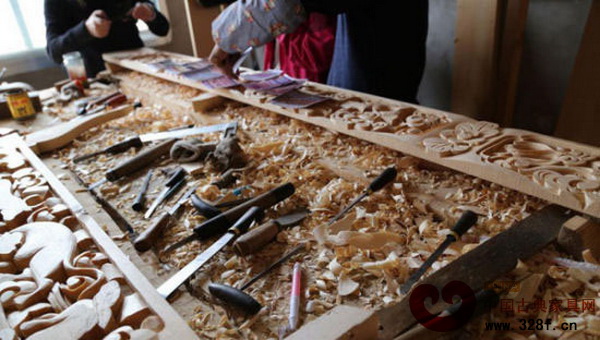 桌上擺放著未完成的木雕作品,都是由傳統(tǒng)的老工藝手工制作而成