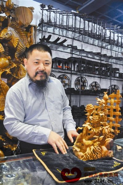 韓春蓮是個技藝精湛的雕刻界前人，更是位灑脫大氣的詩人