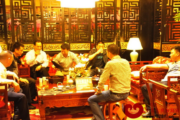 戴為紅木無錫店開業(yè)當(dāng)天吸引了前往參觀及購(gòu)買家具