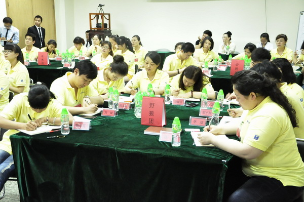 戴為紅木導(dǎo)購英才培訓(xùn)班學(xué)員們在課堂上全神貫注的聽講