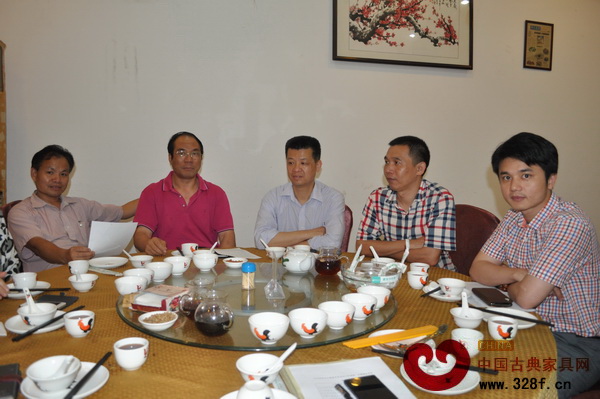 中山市紅木古典家具學(xué)會(huì)第一屆理事會(huì)成員共同探討和交流紅木家具行業(yè)經(jīng)營(yíng)管理工作經(jīng)驗(yàn)