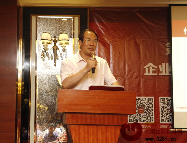 中山市科學技術(shù)協(xié)會黨組成員、調(diào)研員,中山市紅木古典家具學會名譽會長蔡澤強作重要講話