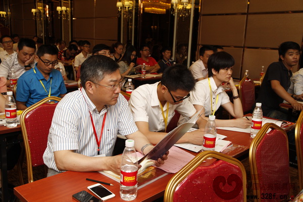 現(xiàn)場(chǎng)嘉賓認(rèn)真查閱紅木云手冊(cè)