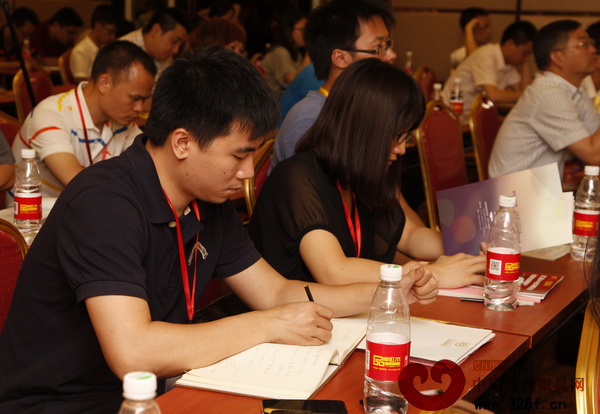 與會嘉賓在認真做筆記