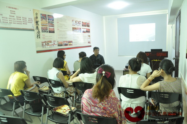 王周老師與《品牌紅木》雜志的團(tuán)隊(duì)成員進(jìn)行深入探討