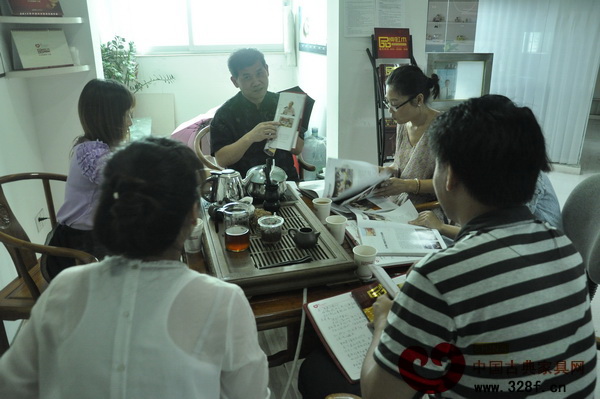 王周老師就《品牌紅木》雜志的美編工作與大家進(jìn)行交流