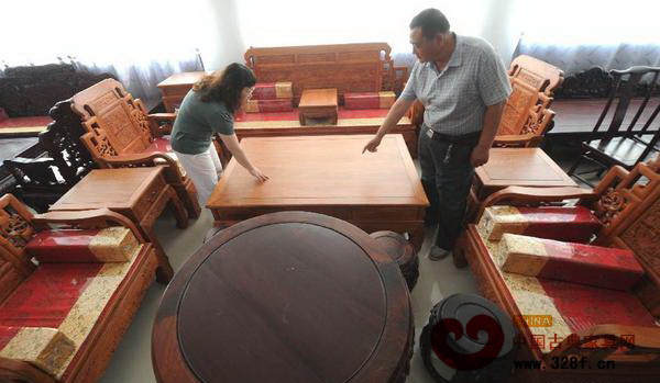 6月5日,顧客在南漢村選購紅木家具