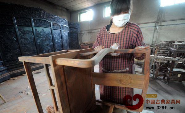 6月5日,南漢村村民在打磨做好的家具