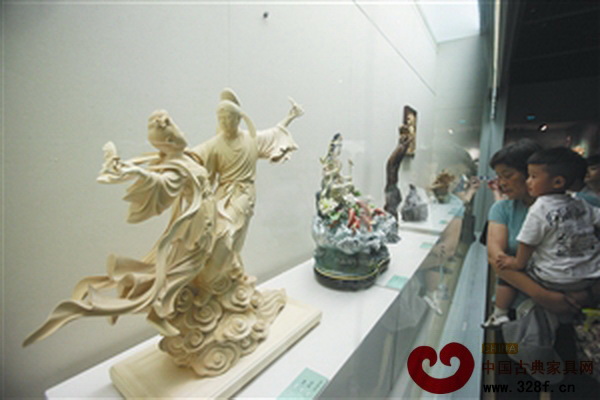 寧波市民欣賞大師木雕作品