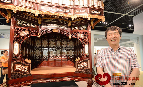 盛世天工古木鑲嵌國家級非物質(zhì)文化遺產(chǎn)傳承人、中國工藝美術(shù)大師陳明偉與他的作品合影