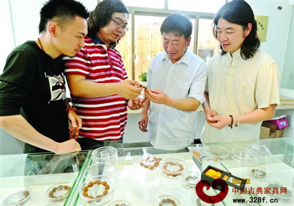 蘇州民間工藝家在相互切磋技藝