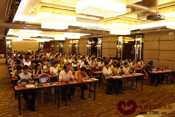 紅木家具企業(yè)微信營銷應(yīng)用培訓(xùn)會受到企業(yè)老板、營銷總監(jiān)的熱烈歡迎,現(xiàn)場氣氛熱烈