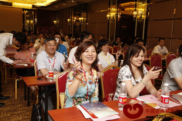 學(xué)員們參與微信互動游戲“搖一搖”,沉浸在歡樂氛圍中