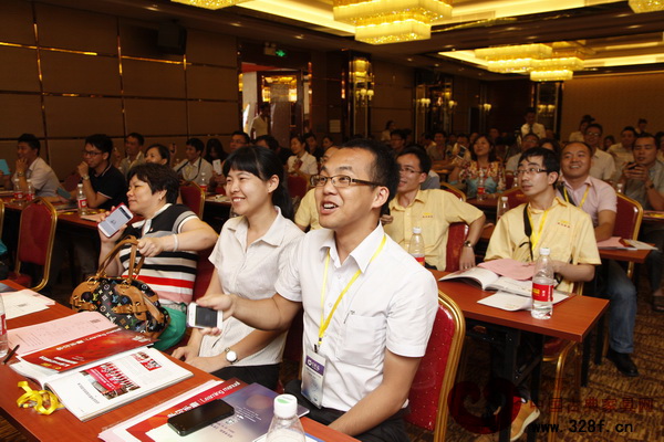 學(xué)員們拿出手機(jī)參與“搖一搖”,沉浸在歡樂氛圍中